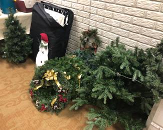 holiday wreaths/garland