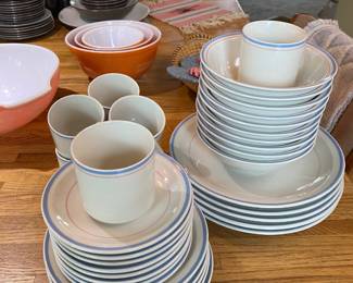 10 Strawberry Street Country Dinnerware Set