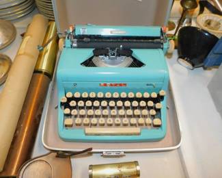 VINTAGE ROYAL TYPEWRITER