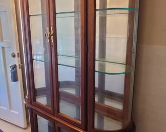 Vintage Pulaski Curio Display Cabinet.  Beautiful Pulaski Cabinet with interior lighting and four removable glass shelves in excellent condition.