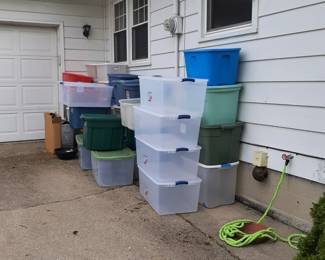 Lots of Nice Storage Containers. More than seen in this picture. 