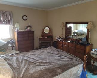 Beautiful Colonial Mid Century Bedroom Set 