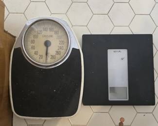 Lot of 2 scales
