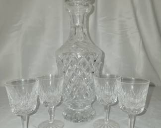 Glass decanter with 4 small crystal glasses
