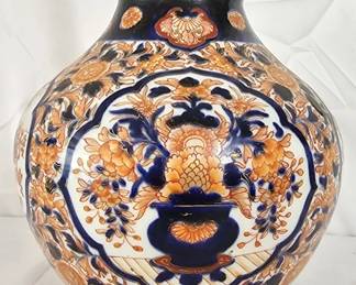 Beautiful Vintage Asian Decorative Vase

