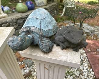 Lot of two wooden decor turtle and frog
