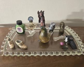 Tray of small collectibles
