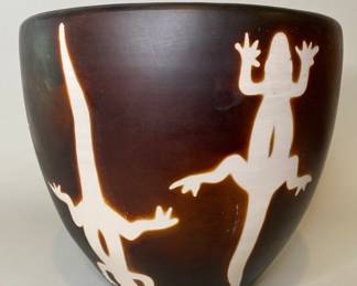 Hand Thrown Pottery Bowl With Gecko Shadow Decoration
