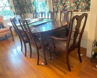 Harden dining table with 8 chairs, 2 leafs, pads 
