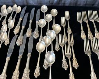 Sterling silver Wallace Grand Baroque pattern 
21 teaspoons 707grams
1 dinner spoon 59grams
7 knives 703g
9 soup spoons 406 g
5 salad forks 219 g
10 dinner forks 818 g