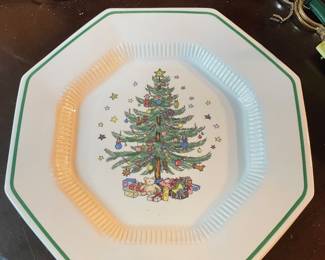 Nikko ‘Christmas Time’ plates 
