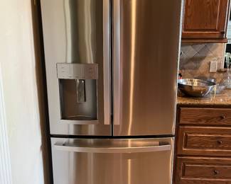 GE refrigerator 
1 year 8 months old
$1600