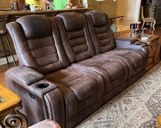 Electric recliner excellent condition
$800