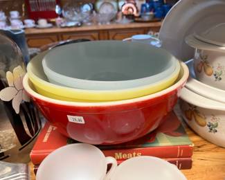 Vintage Pyrex bowls