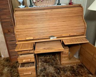 Has all the pullouts, and storage