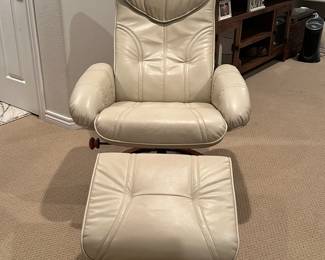 Like new Benchmaster chair w/ ottoman. Retail $1500. Asking $600 OBO. 