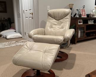 Like new Benchmaster chair w/ ottoman. Retail $1500. Asking $600 OBO. 