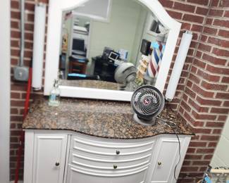 Hair station with mirror and 2 lights