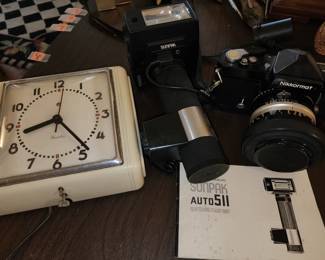 Nikkormat FR 4658793
Sunpack flast and Westclox vintage clock