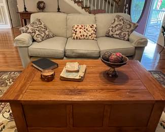 Broyhill coffee table 
