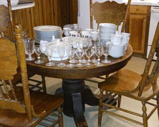 Dining table/ glassware