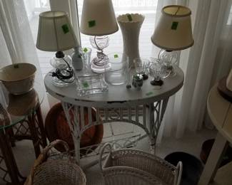 Vintage wicker table & table lamps