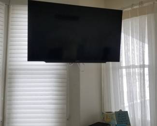 Flat screen TV with mount