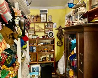 On left stacks of blankets lunens