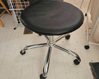 Wide bottom roller stool