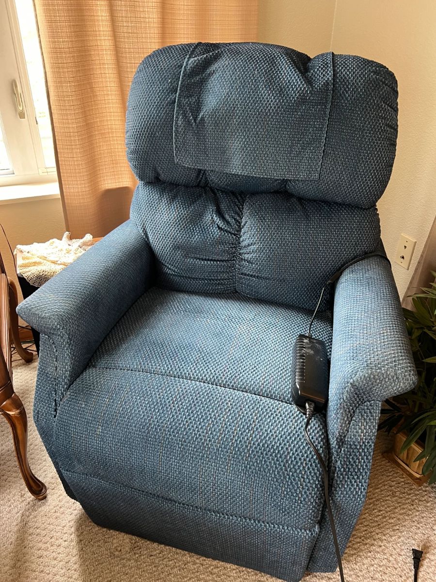 Mapledale Condo Estate Sale in Sheboygan, WI starts on 5/10/2024