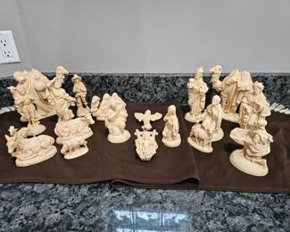Vintage  Atlantic  Mold 18 Piece, Beige Ceramic Christmas Nativity