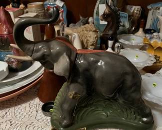 Eleophant Ezra Brooks Elephant