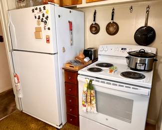 Nice clean newer appliances.