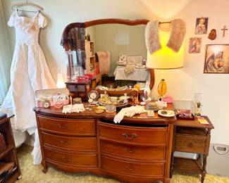 Beautiful curved front dresser and mirror.