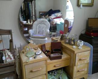 1930's vanity with round mirror