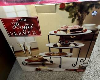 Showcase your amazing baking using these delightful servers. 4 in the box.