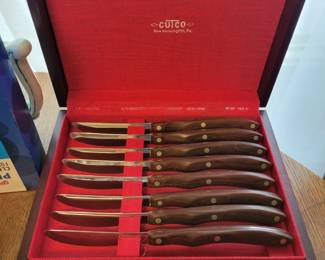 Beautiful!! Full Set (8) of Cutco Traditional Steak/Table knives & storage box.
Also a very nice Cutco carving knife.