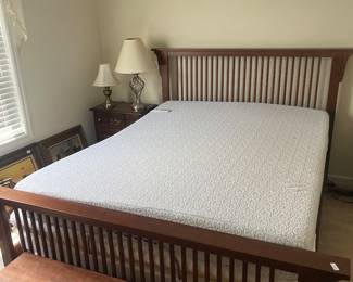 QUEEN SIZE LIFT BED