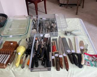 KNIVES AND MORE FLATWARE