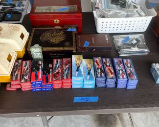 LOTS OF POCKET KNIVES