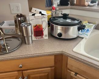 CROCKPOT, PITCHER AND MOTE KITCHEN STUFF