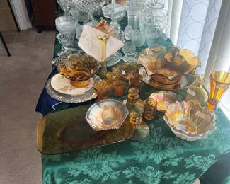 TABLE OF ASSORTED GLASSWARE INCLUDING AMBER GLASS