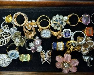 Many fashion rings.