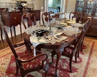 Lexington Furniture dining table with 2 leaves and 6 chairs