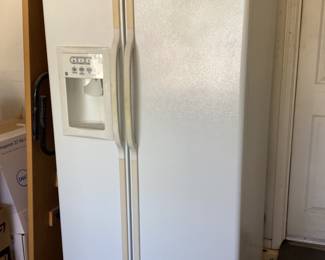 Refrigerator side-by-side white