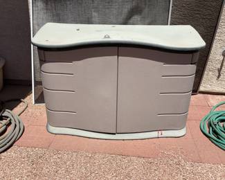 Rubbermaid storage chest small
