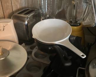 Kitchen appliances, pots & pans