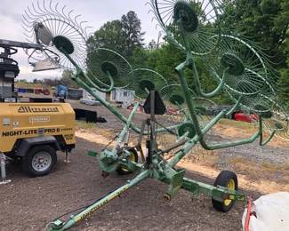 John Deere 702 Hay Rake