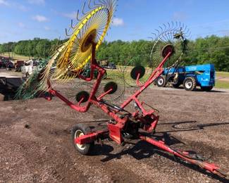 Gehl 8 Wheel Rake