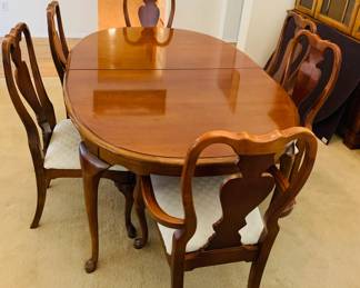 Dining Table w/ 6 Chairs and two Table Leaves